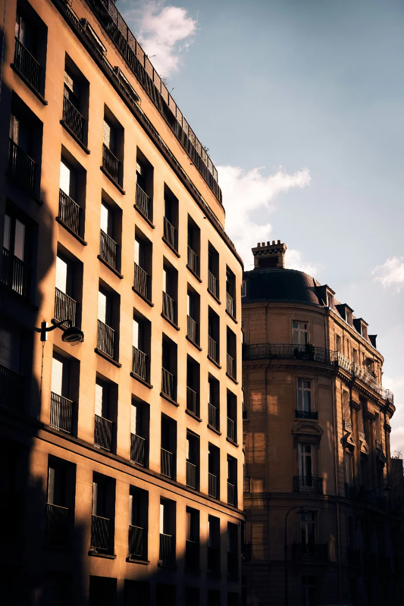 Façades d'immeubles parisiens en fin de journée