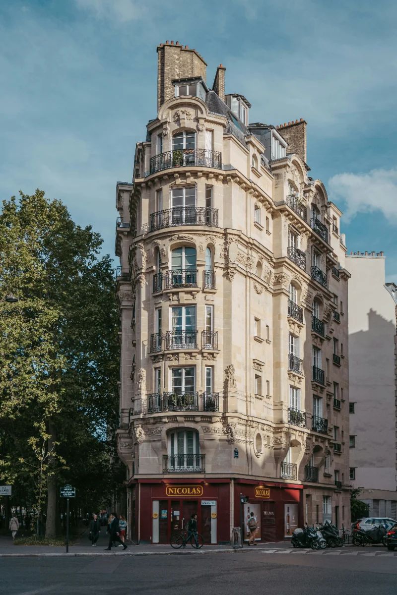 Immeuble haussmannien à l'angle d'une rue parisienne
